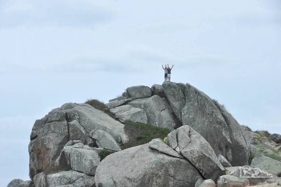 No alto dos rochedos ao final da Praia do Cardoso, no Farol de Santa Marta, litoral sul de Santa Catarina